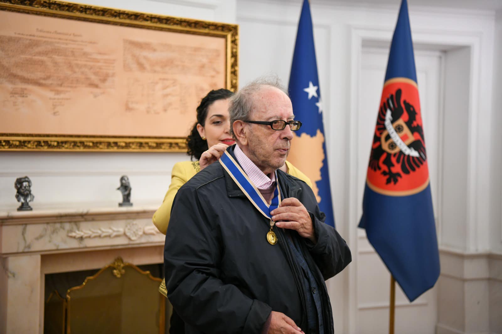 Vjosa Osmani dekoron Ismail Kadare me urdhrin “Hasan Prishtina”-