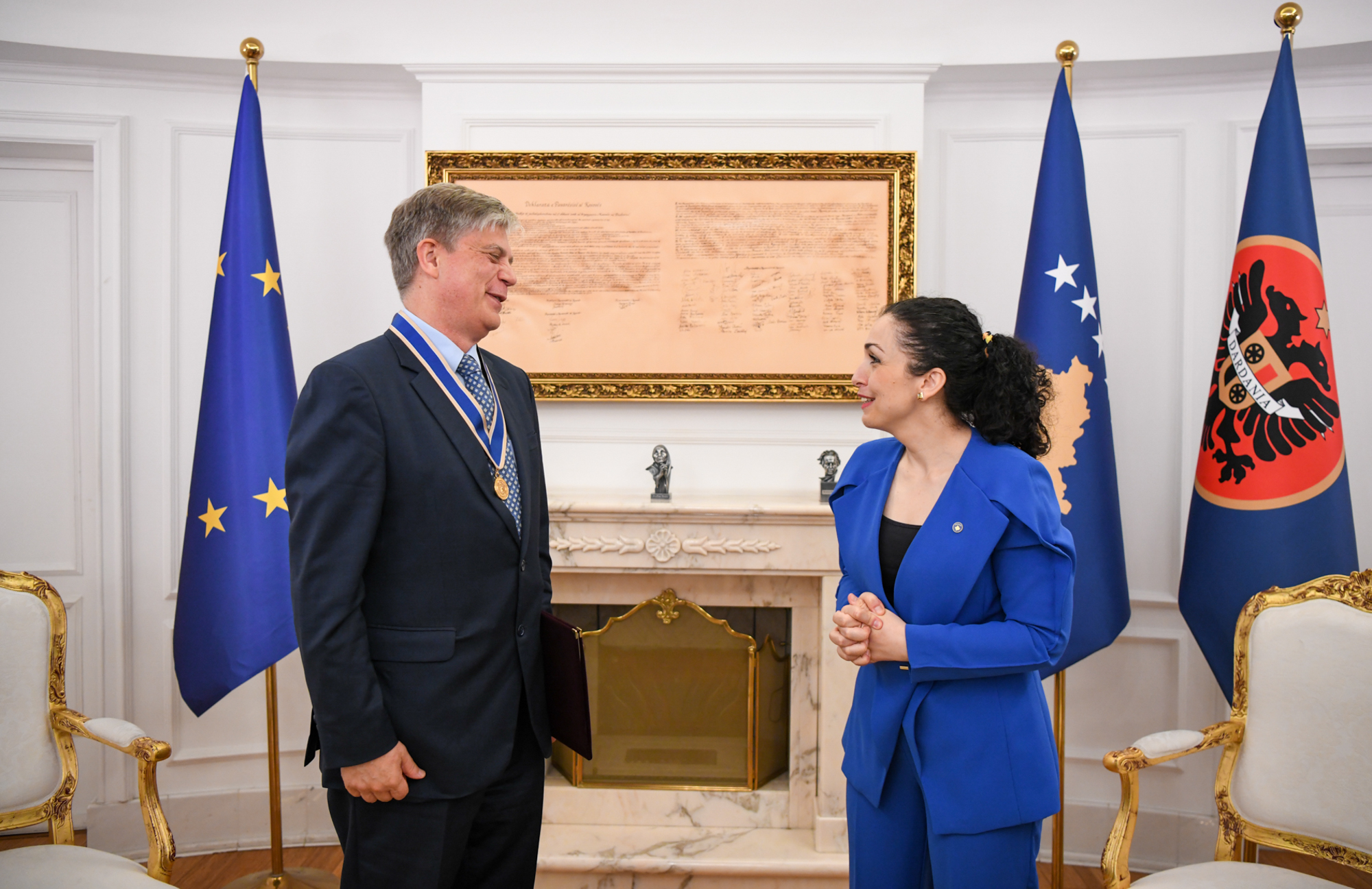 Vjosa Osmani dekoron shefin e EULEX-it, Lars-Gunnar Wigemark me medaljen presidenciale për sundimin e ligjit