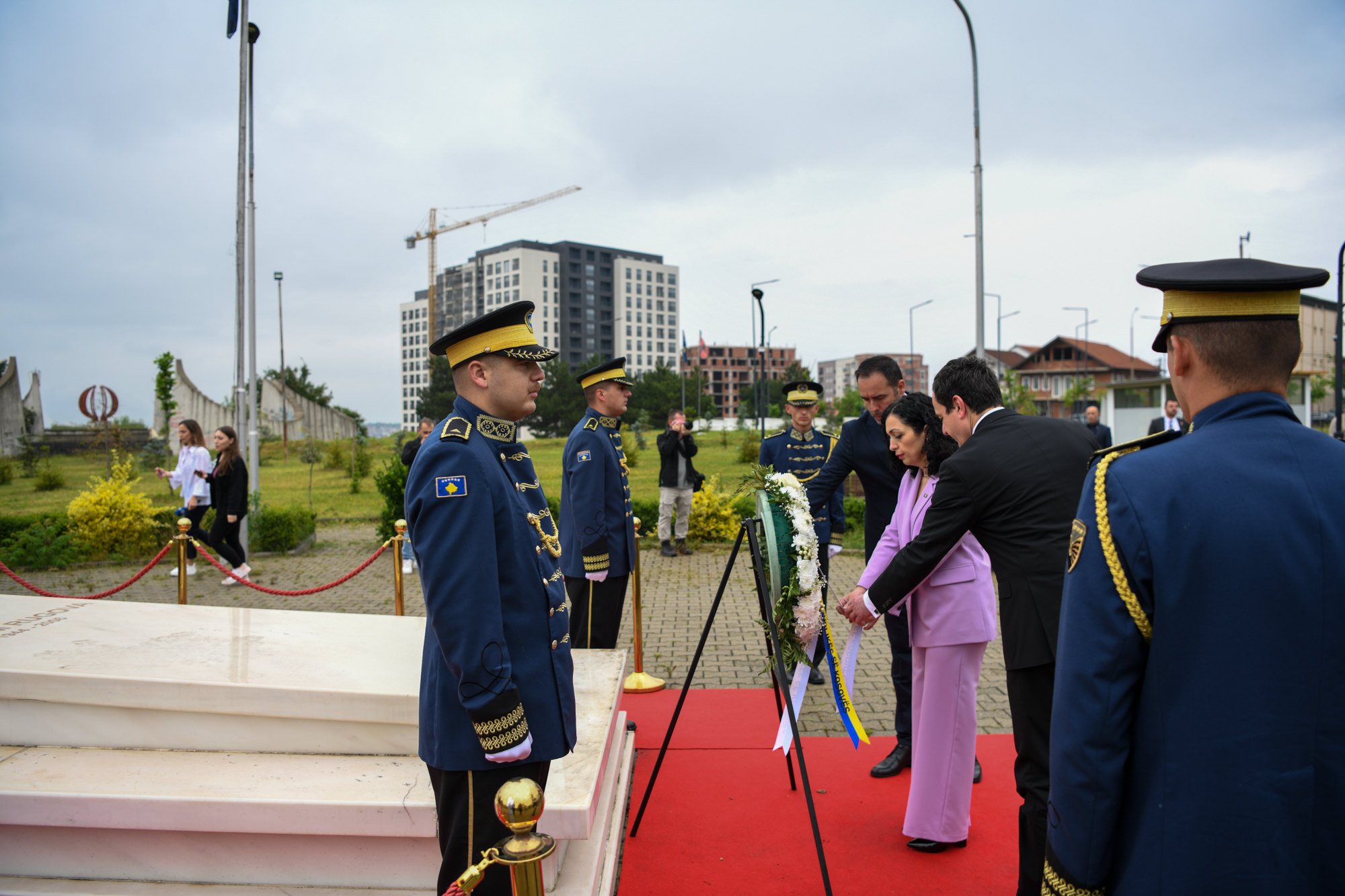Vjosa Osmani homazh te varri i Rugoves