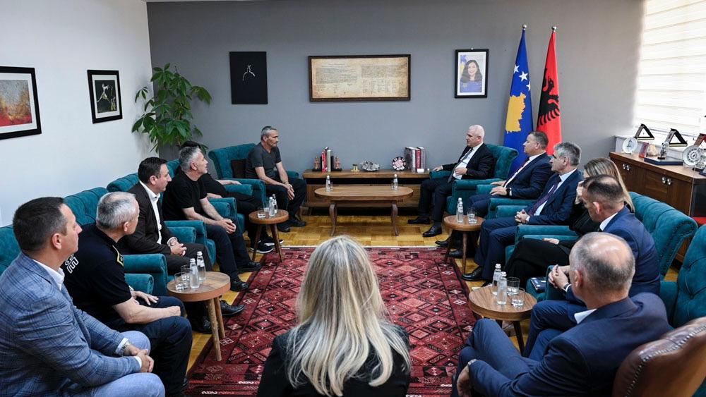 Xhelal Svecla pret policet e Kosoves te rrembyer nga Serbia