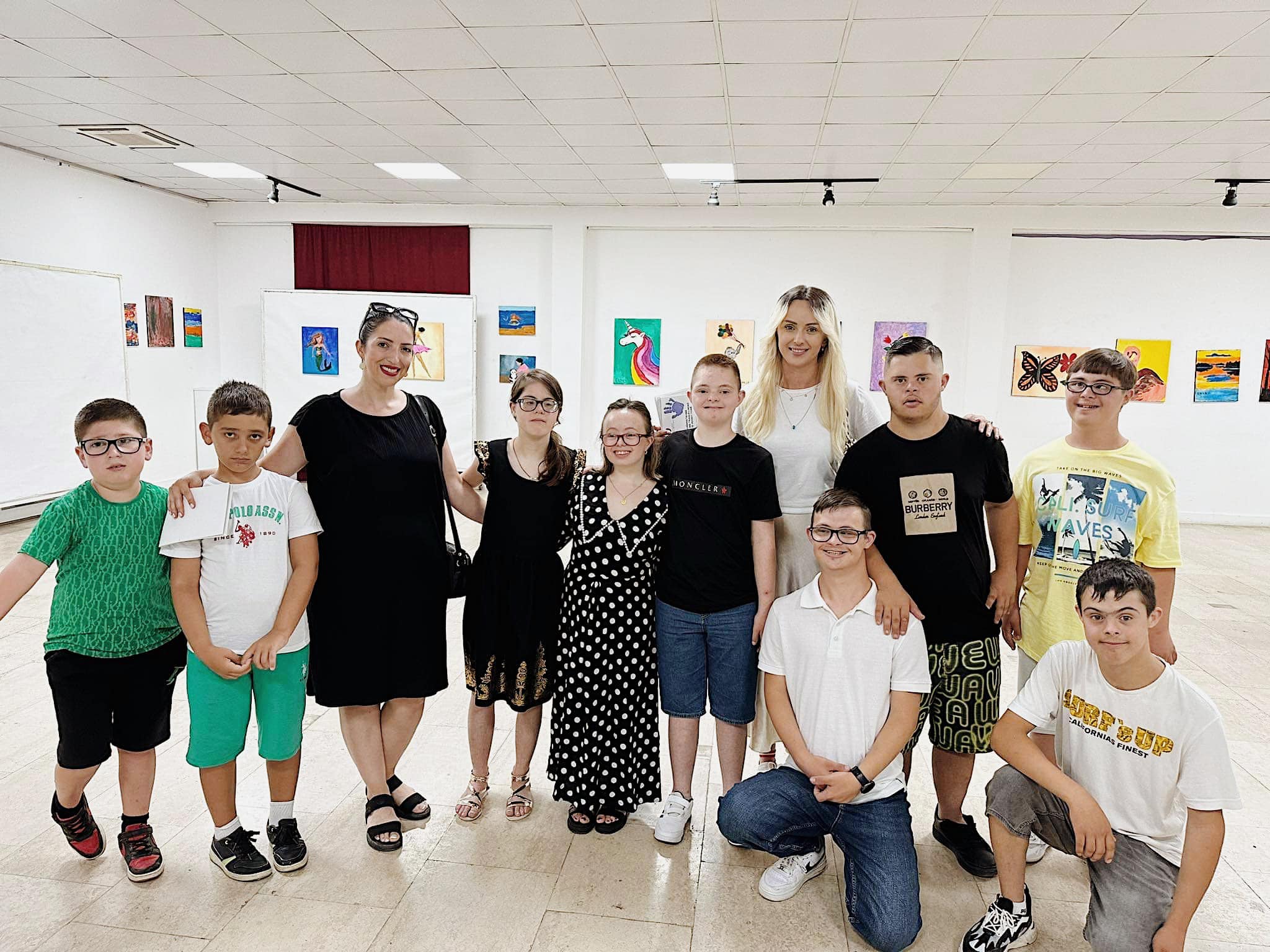 Galeria e Arteve në Ferizaj mbrëmë u gjallërua me ngjyra dhe figura imagjinative të fëmijët me sindromën Down