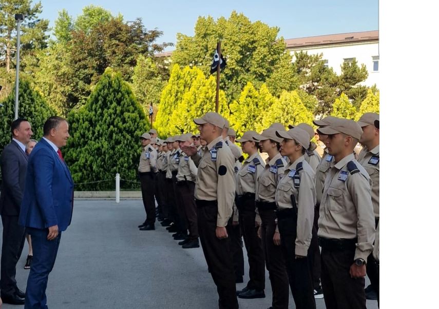 Gazmend Hoxha me kadaete-