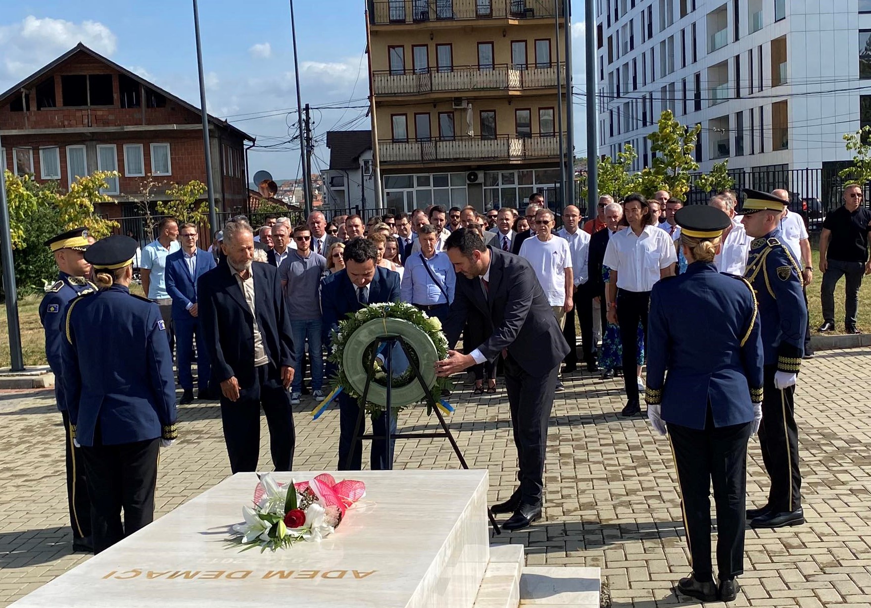 Glauk Konjufca te varri i Adem Demacit