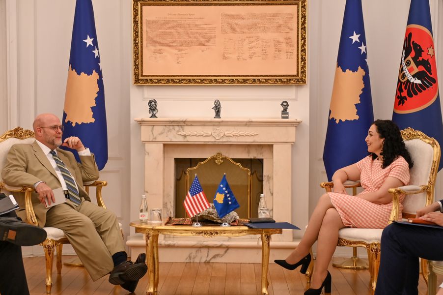 Vjosa Osmani-Jeffrey Hovenier
