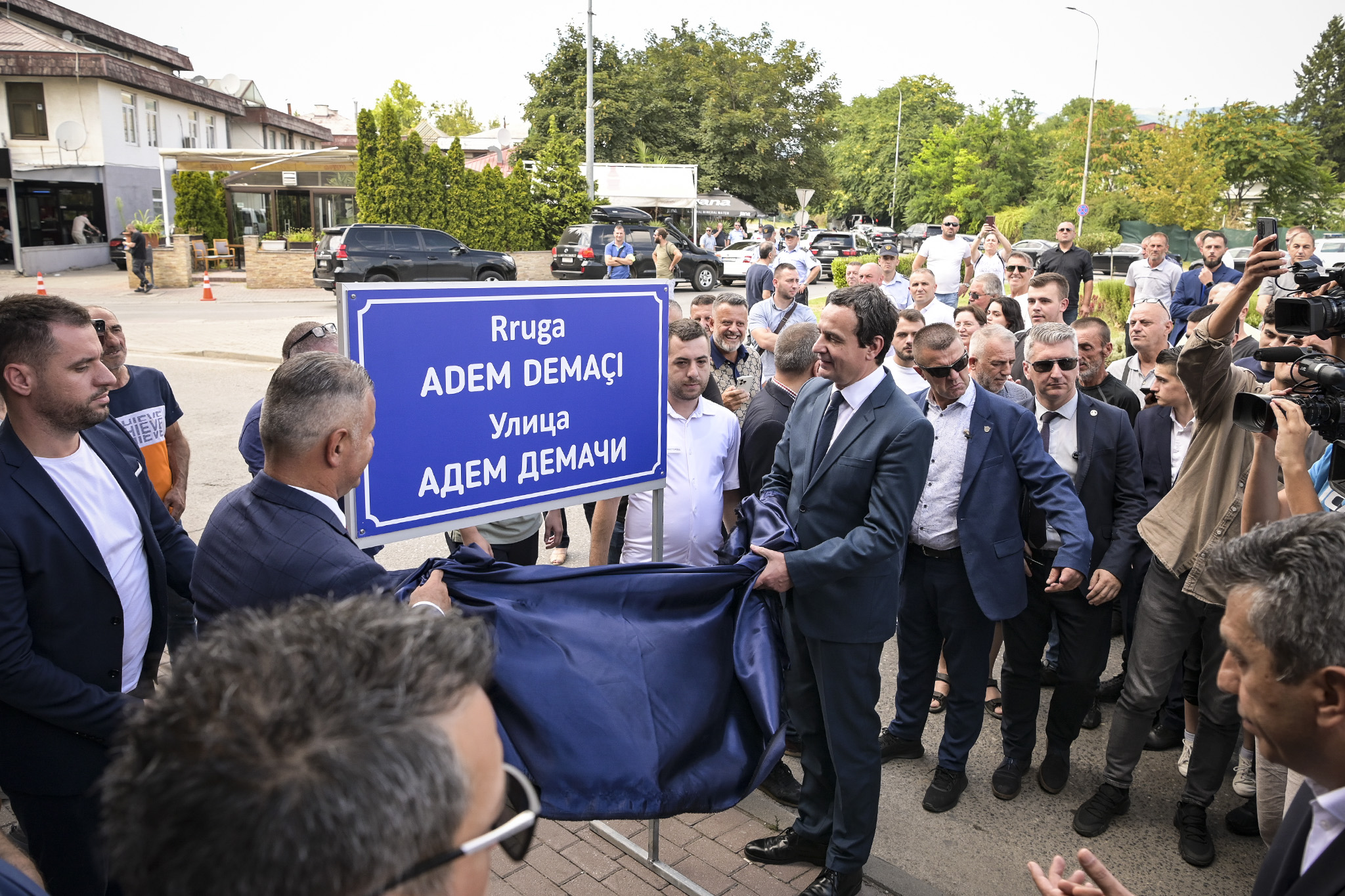 Albin Kurti merr pjesë në ceremoninë e emërtimit të rrugës Adem Demaçi në Komunën e Çairit