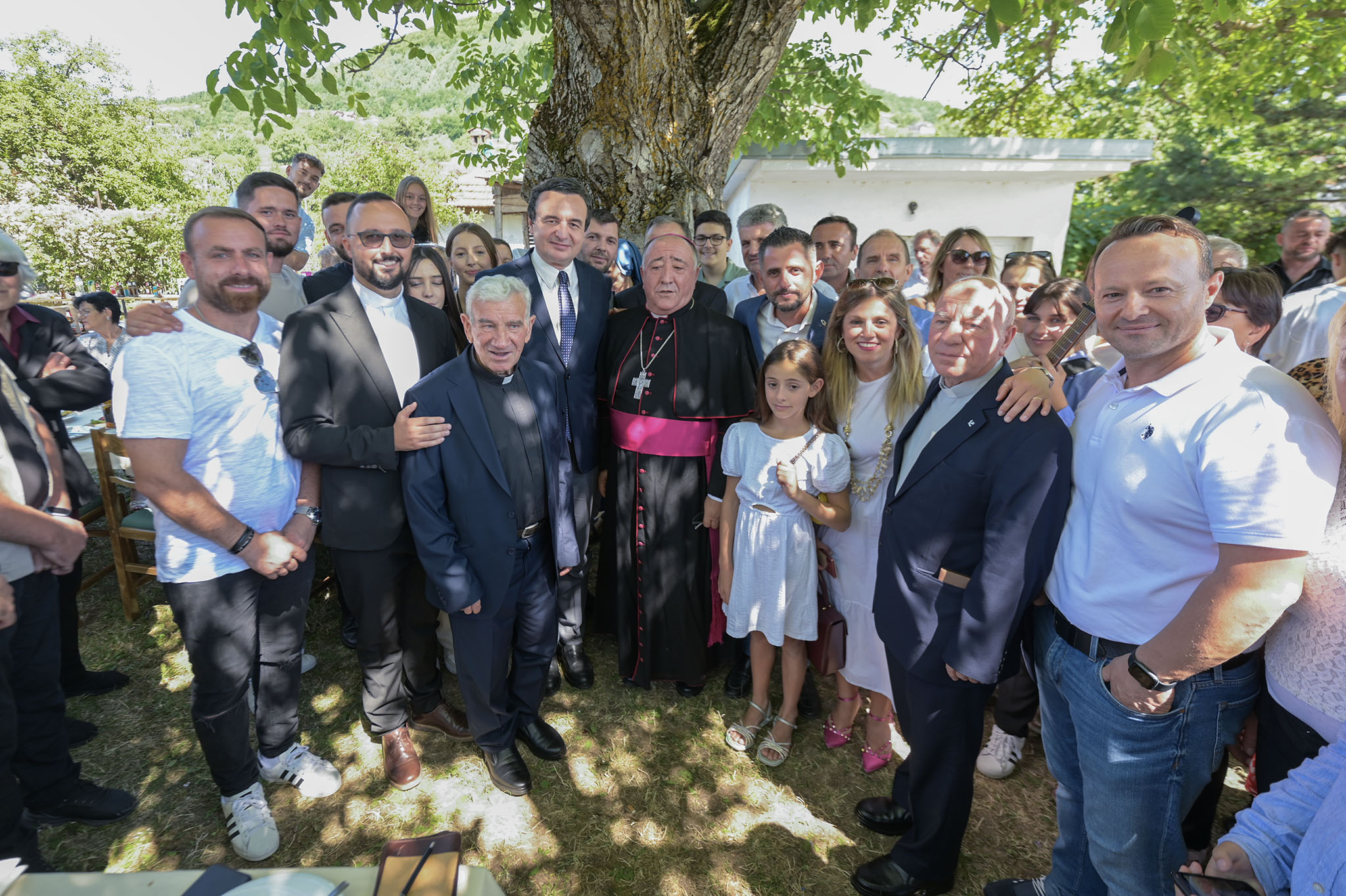 Albin Kurti mori pjesë në pritjen me rastin e 50-vjetorit të meshtarisë, në Kishën e Shën Jozefit në Stubëll-