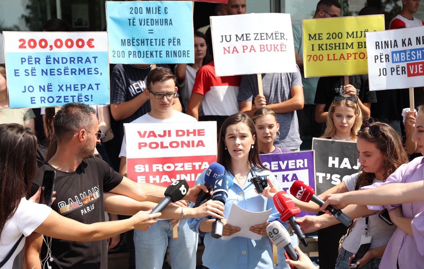 PDK-aksion simbolik para Ministrisë së Industrisë, Ndërmarrësisë dhe Tregtisë
