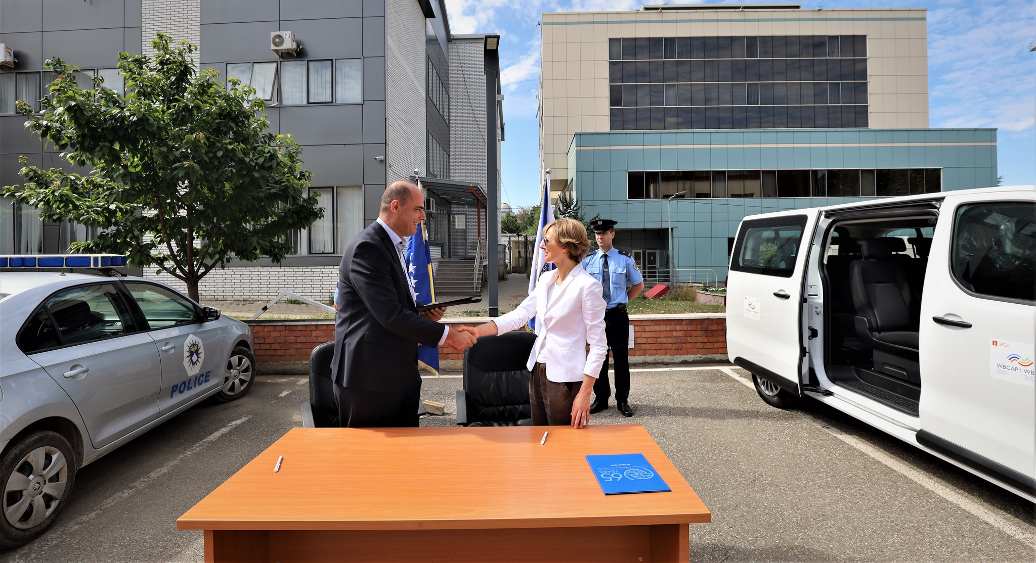 Policia e Kosovës pranon donacion dy automjete nga Organizata Ndërkombëtare për Migrim (IOM)