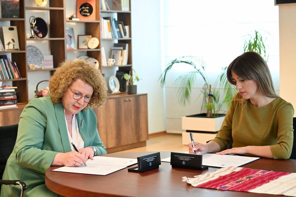 Rozeta Hajdari, nënshkroi memorandumin e bashkëpunimit me Albulena Haxhiu.