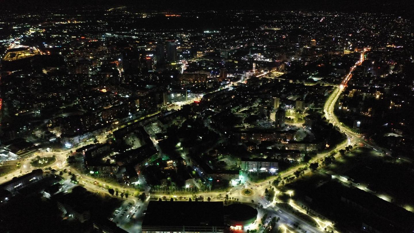 Unaza e Brendshme e Prishtinës ndriçohet për herë të parë me sistemin e mençur