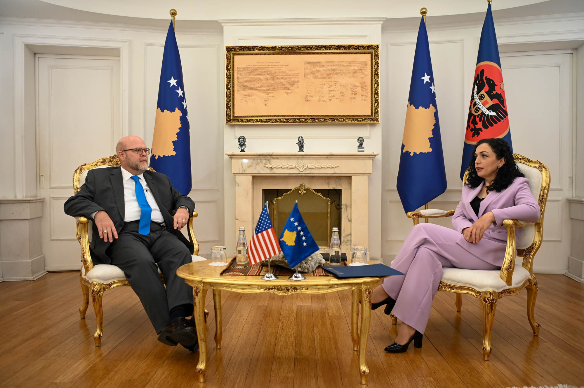 Vjosa Osmani-Jeffrey Hovenier
