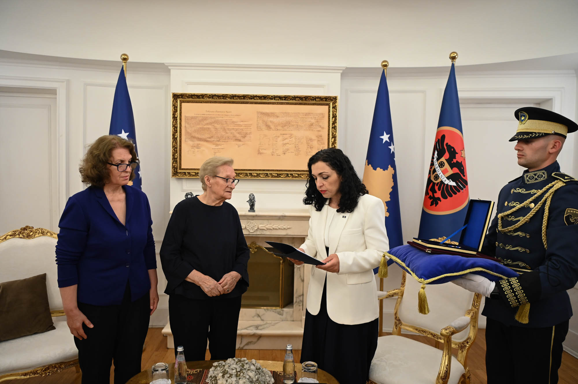 Vjosa Osmani dekoroi post mortem regjisorin Bekim Lumi me Medaljen Presidenciale të Meritave