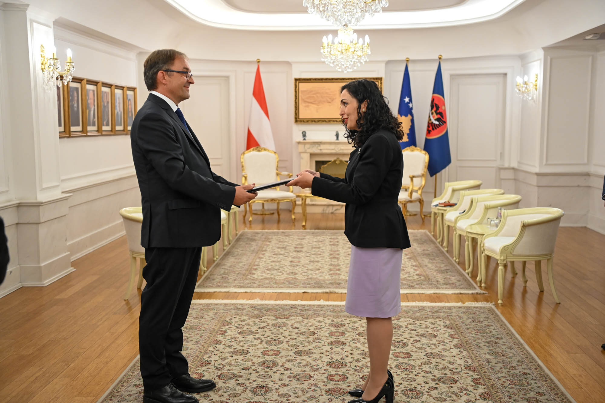 Vjosa Osmani pranoi letrat kredenciale nga ambasadori i ri i Austrisë, George Schnetzer