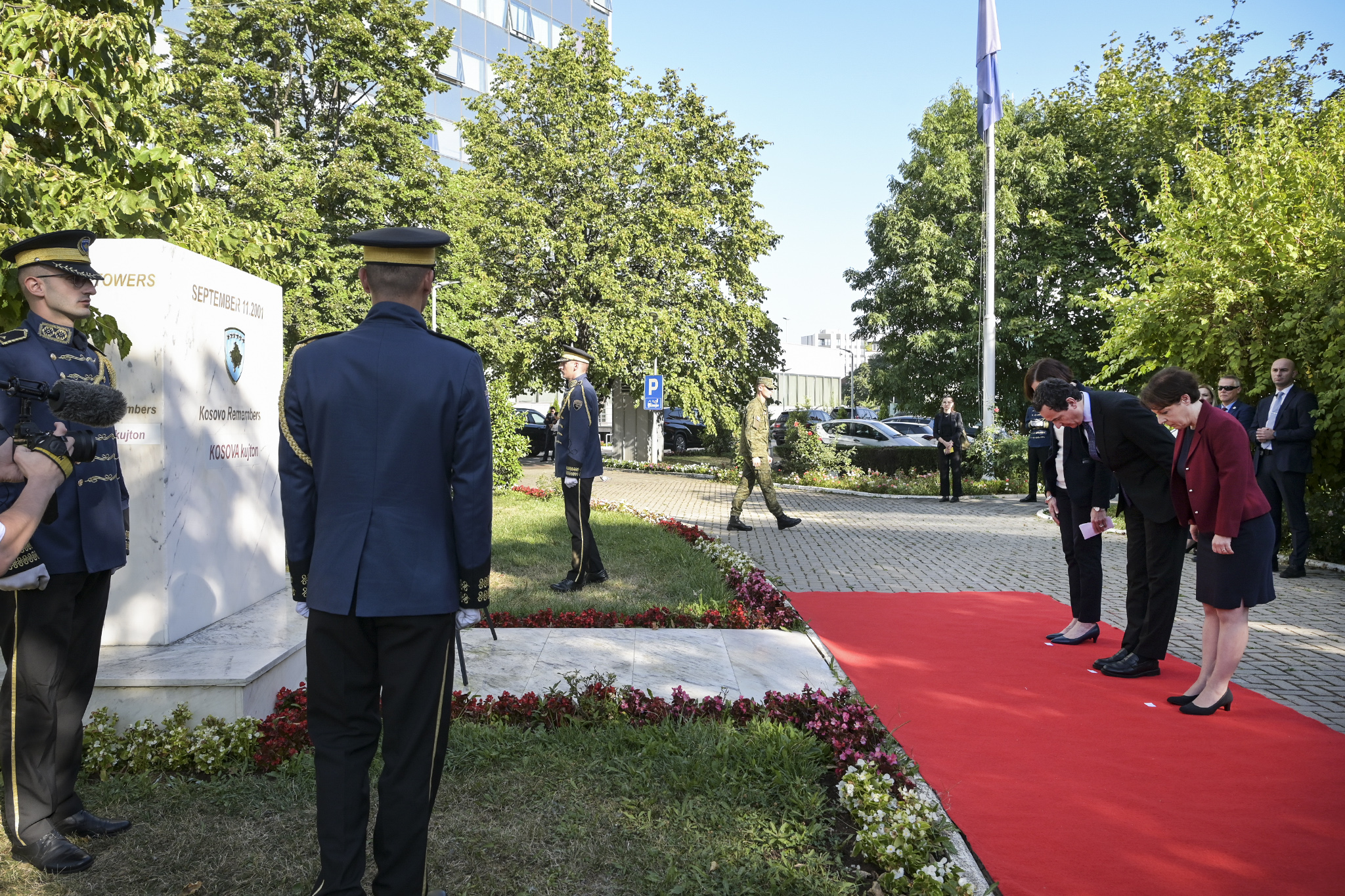 Albin Kurti beri homazhe në përvjetorin e 22-të të sulmeve të 11 Shtatorit