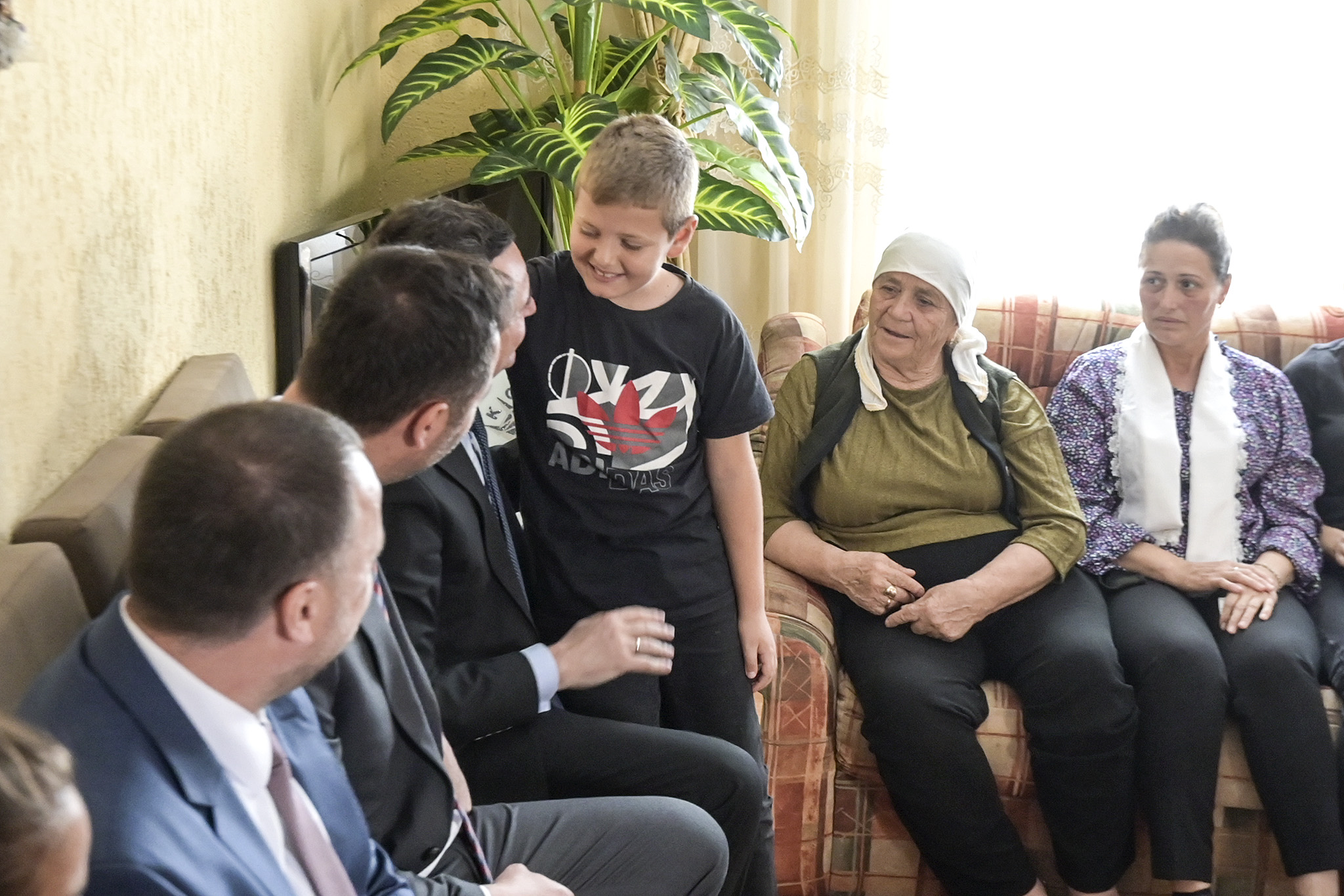 Albin Kurti ne familjen e policit te vrare Afrim Bunjakut
