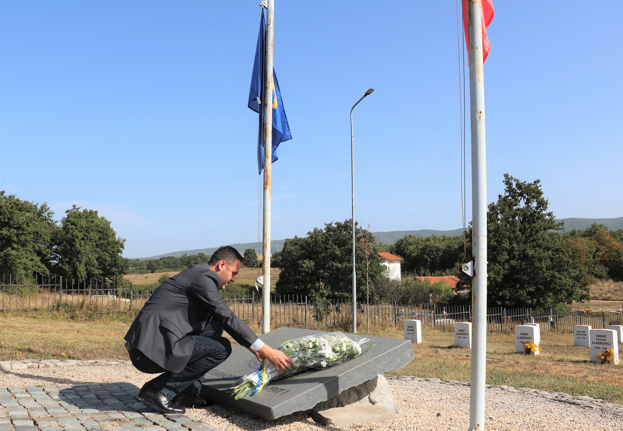 Glauk Konjufca nderon heronjtë Fehmi e Xhevë Lladrovci