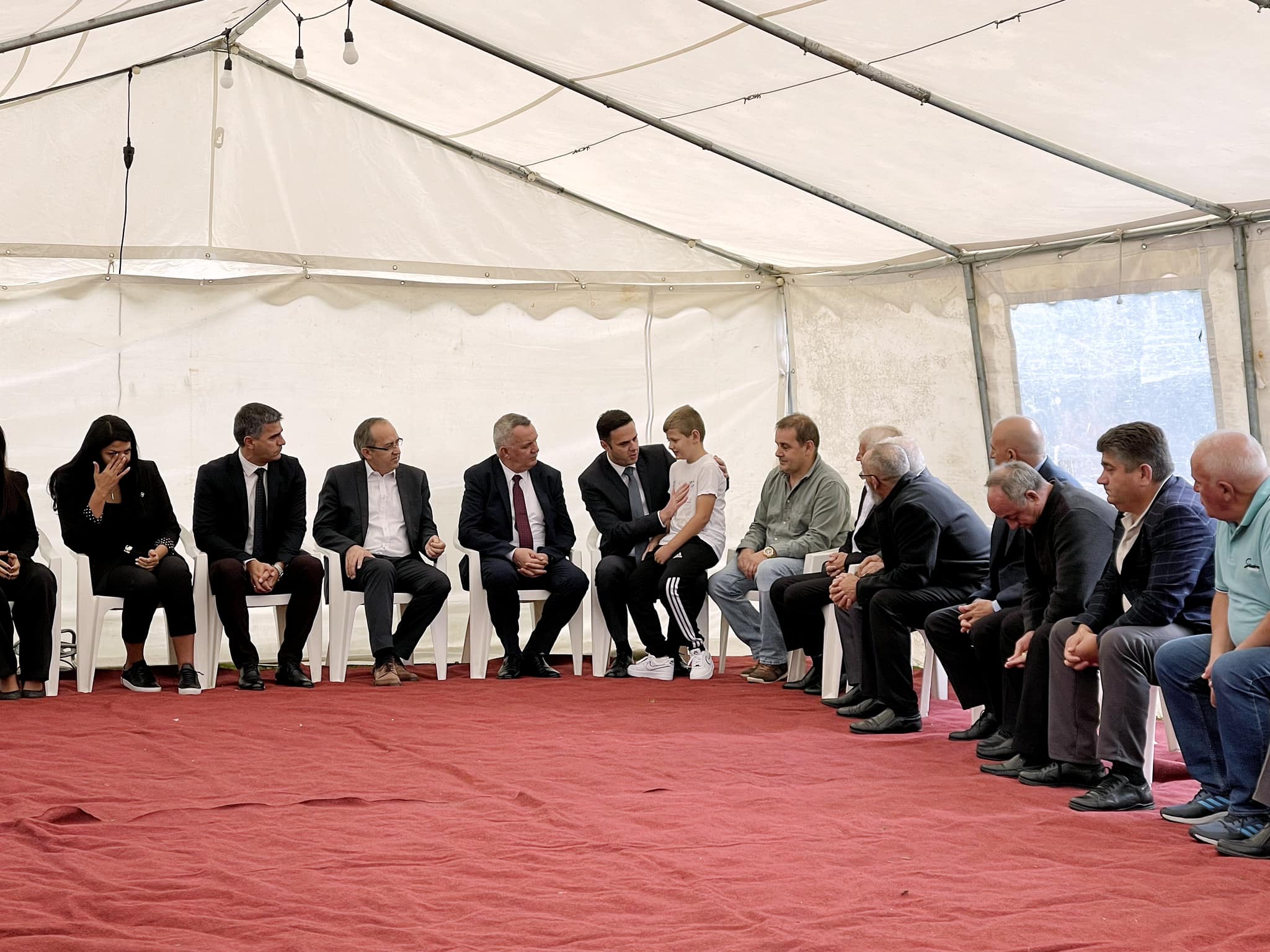 Lumir Abdixhiku me bashkëpunëtorë viziton në Samadrexhë të Vushtrrisë familjen e policit të vrarë