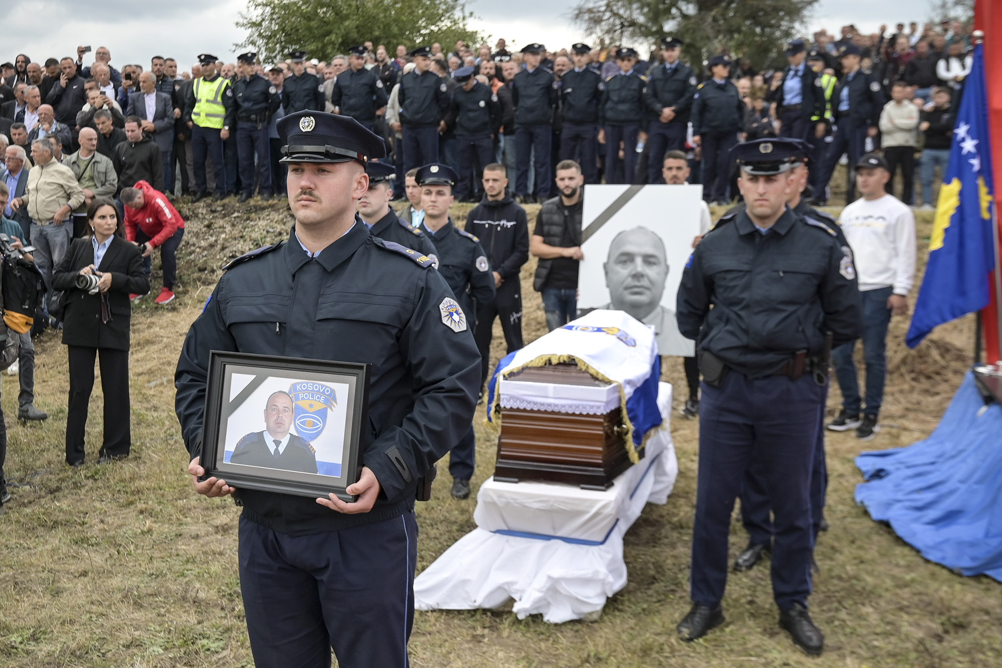 Në fshatin Samadrexhë të Vushtrrisë, u varros polici i rënë në krye të detyrës, Heroi i Republikës së Kosovës, Afrim Bunjaku.