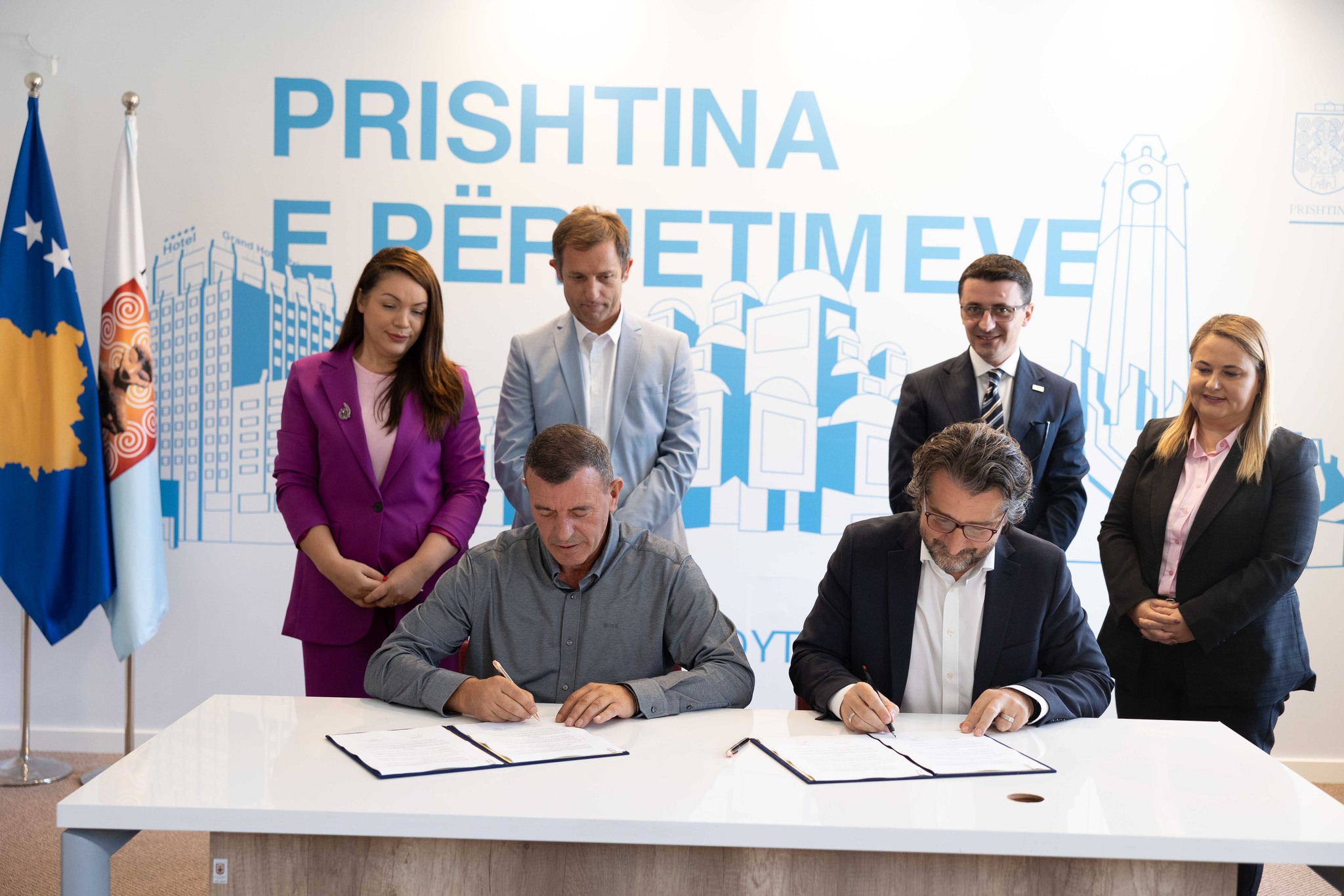 Perparim Rama dhe Xhafer Gashi nënshkruan marrëveshje bashkëpunimi për realizimin e projektit të Ngrohjes Diellore “Solar4Kosovo”