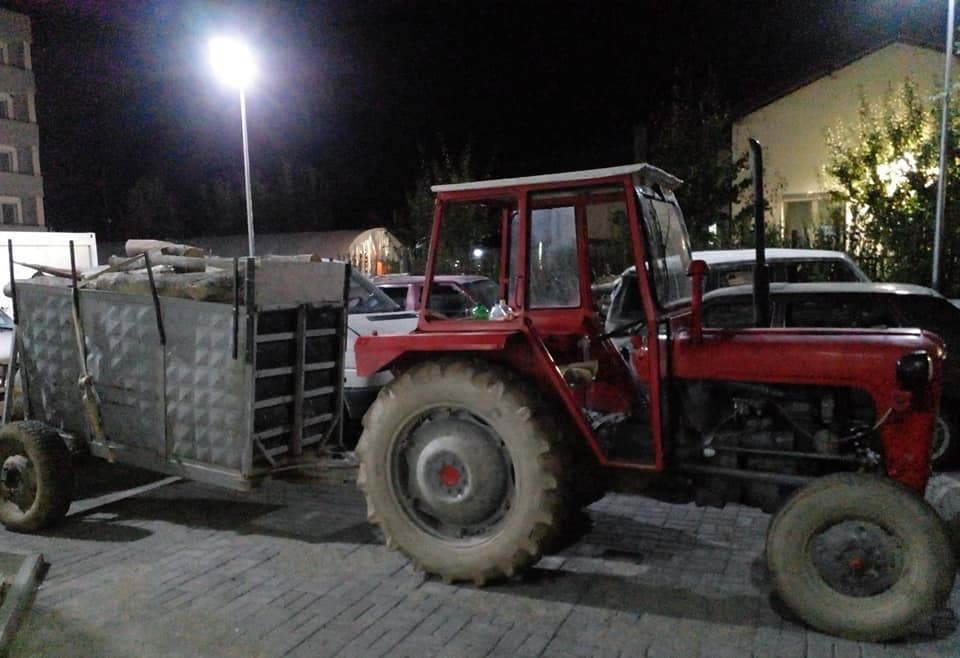 Policia ndalon traktor po transportonte drunjë ilegalisht nga malet e Shtërpcës