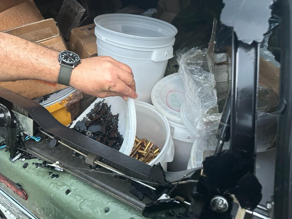 Policia ne veri-Përreth manastirit në Banjskë, janë gjetur të mbushura përplot me arsenal armësh.