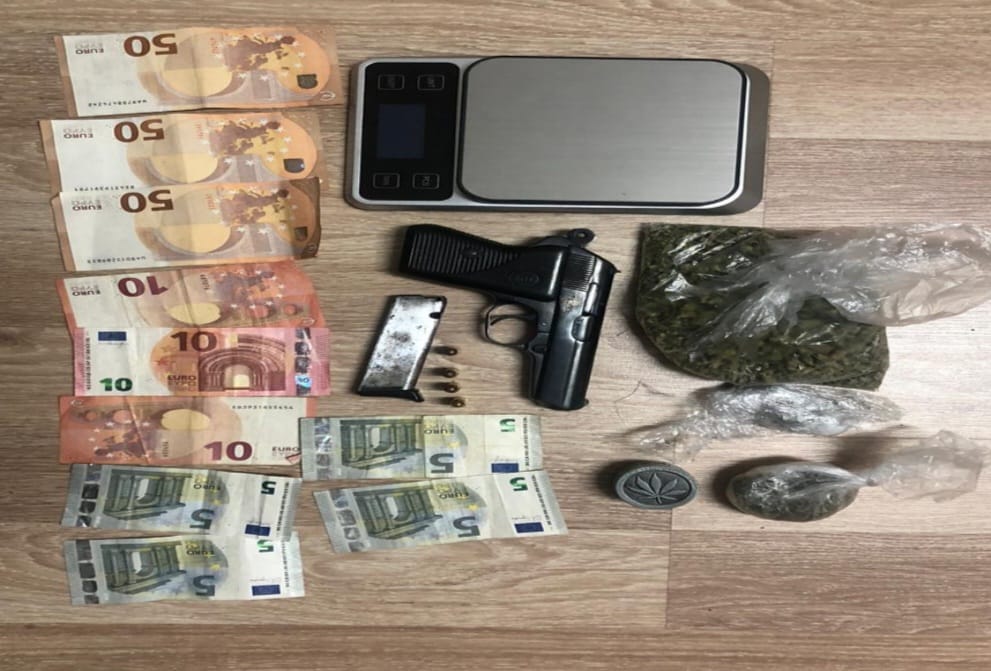 Policia sekuestron arme dhe narkotike