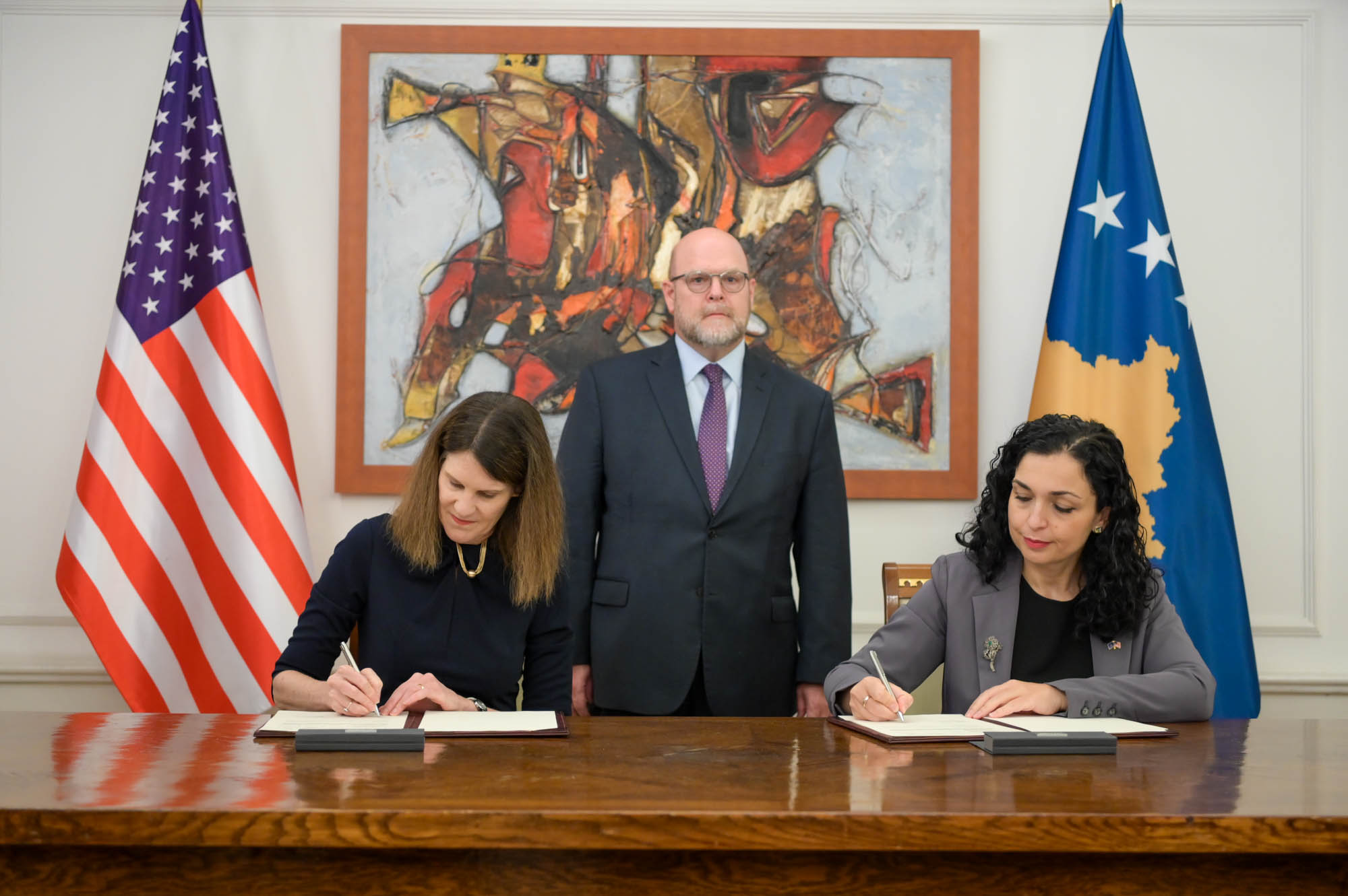 Vjosa Osmani-USAID-nenshkruajne marrëveshjen e grantit në vlerë prej 34 milionë