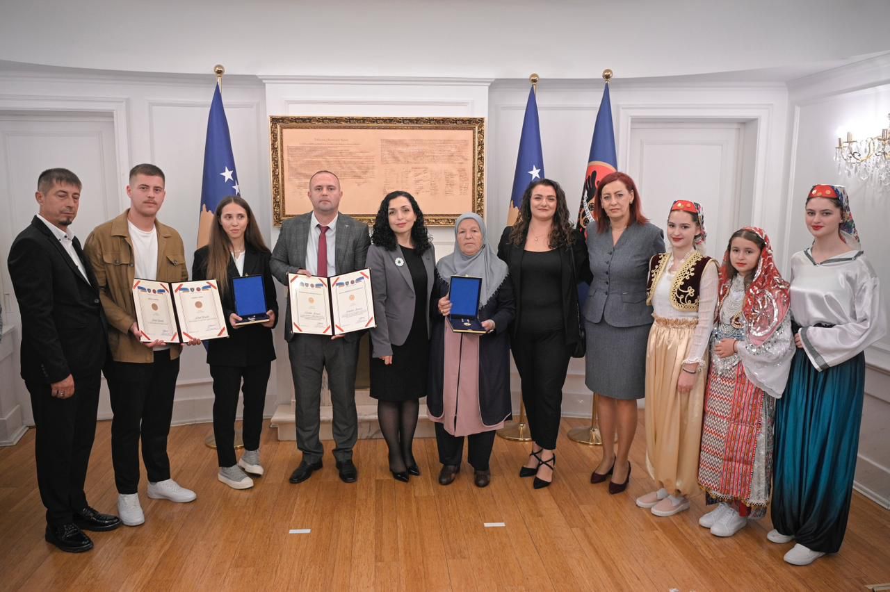 Vjosa Osmani dekoron personalitetet e shquara boshnjake për kontributin për liri, kulturë e humanizëm