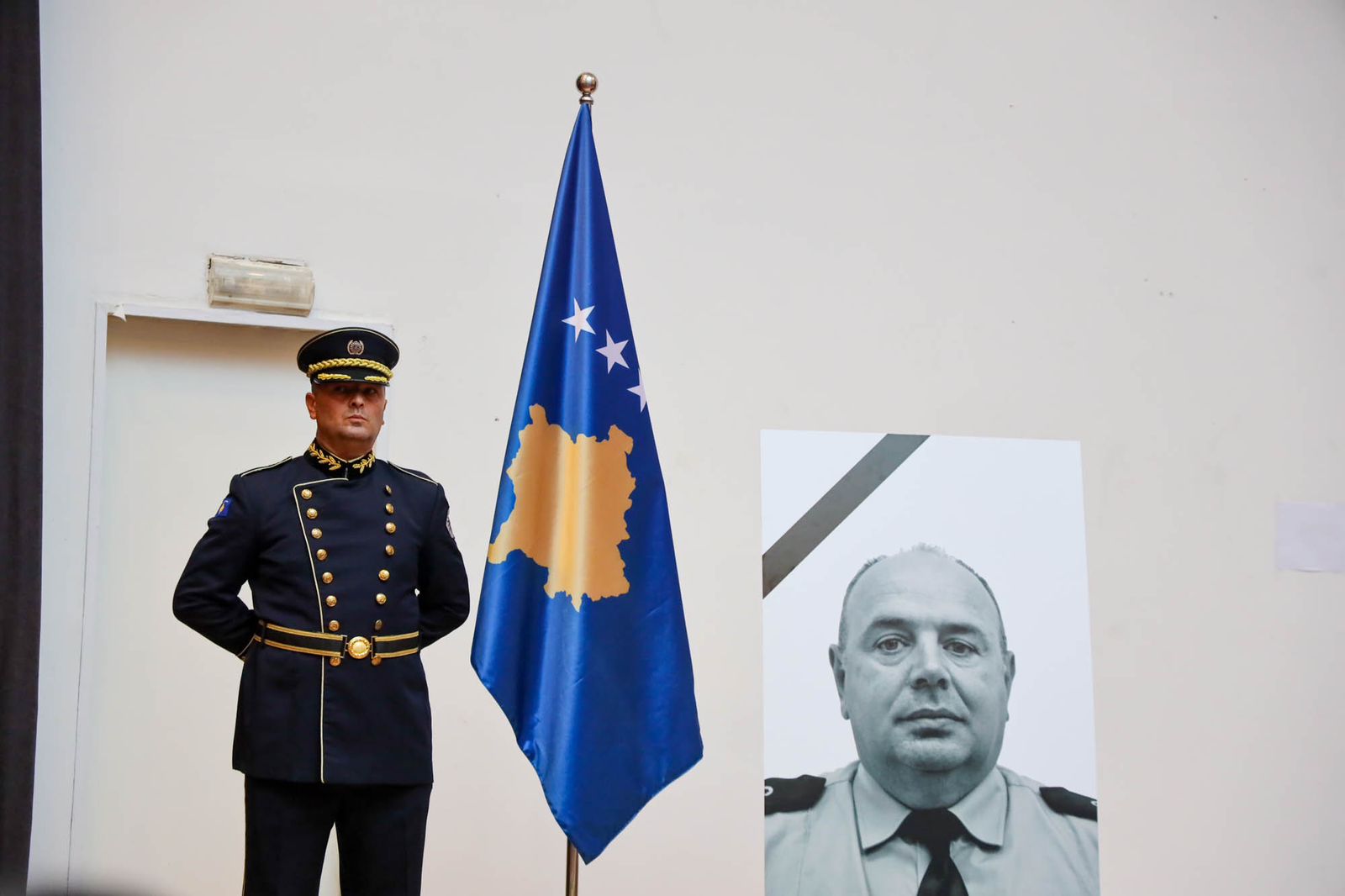 Vjosa Osmani ndan urdhrin “Hero i Kosovës” post mortem, rreshterit Afrim Bunjaku-