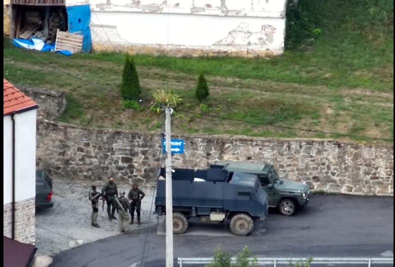 Xhelal Sveçla- 30 persona të uniformuar, të maskuar dhe të pajisur ushtarakisht, janë barrikaduar brenda Manastirit në Banjska