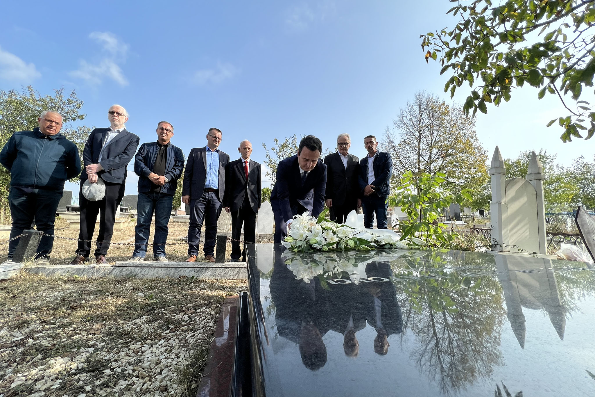 Albin Kurti bën homazhe tek varri i profesorit Ejup Statovci