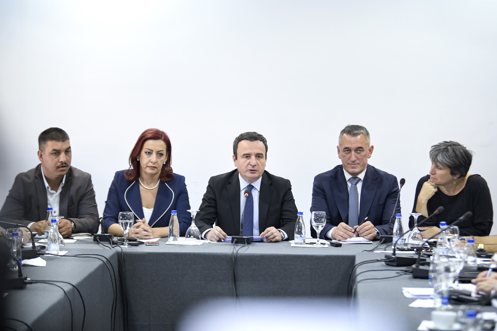 Albin Kurti në takim me zyrtarët komunal për komunitete dhe kthim