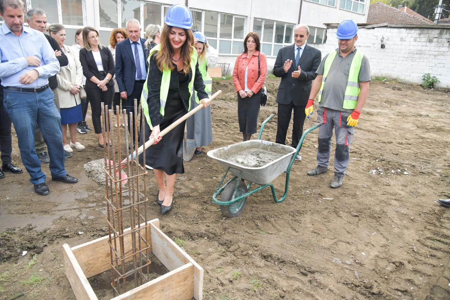 Arberie Nagavci-vëri gurthemelin për sallën e edukatës fizike të shkollës Mazllum Këpuska, në Gjakovë