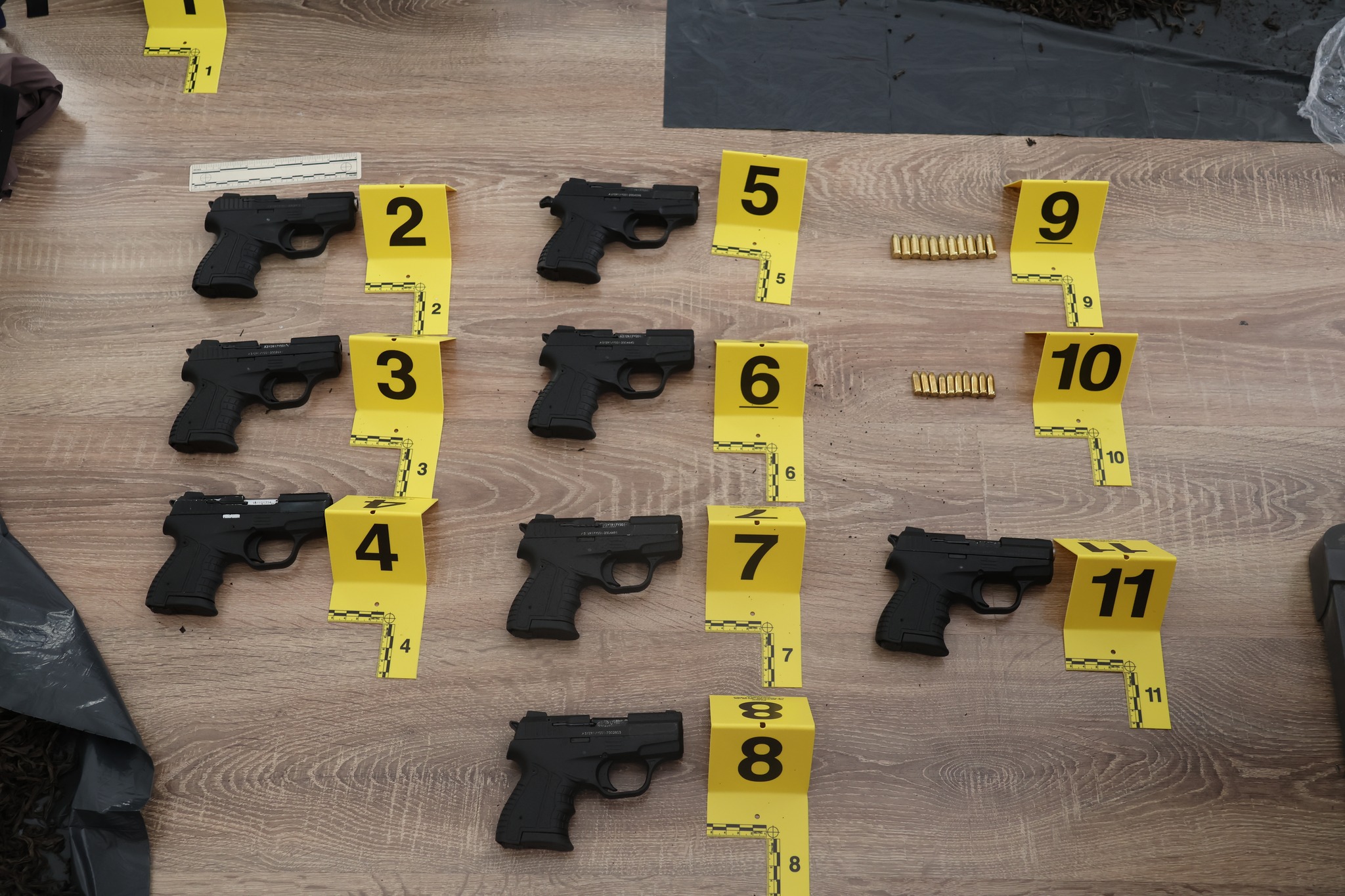 Policia arreston dy persona Importi, eksporti, furnizimi, transportimi, prodhimi, këmbimi, shitja e armëve