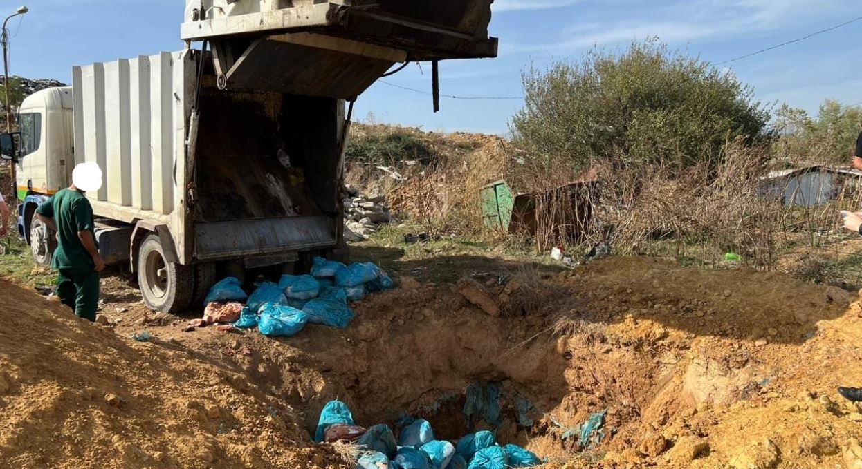 Policia asgjëson rreth 2000 kg mish me afat të skaduar