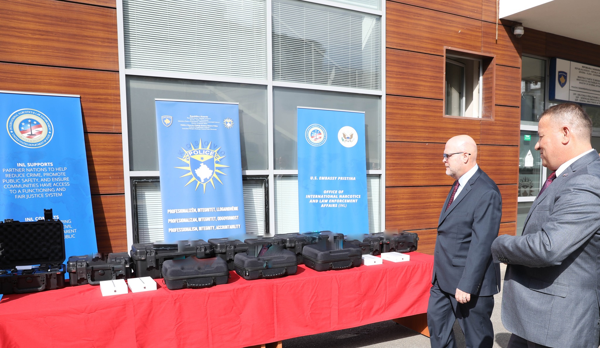 Policia e Kosovës pranon donacion me drona nga Ambasada Amerikane si dhe IPK-ja