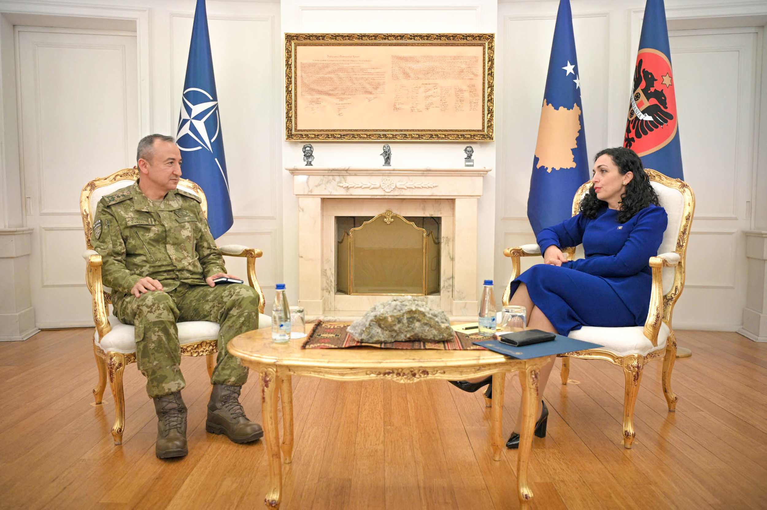 Vjosa Osmani-gjeneralmajor Özkan Ulutaş.