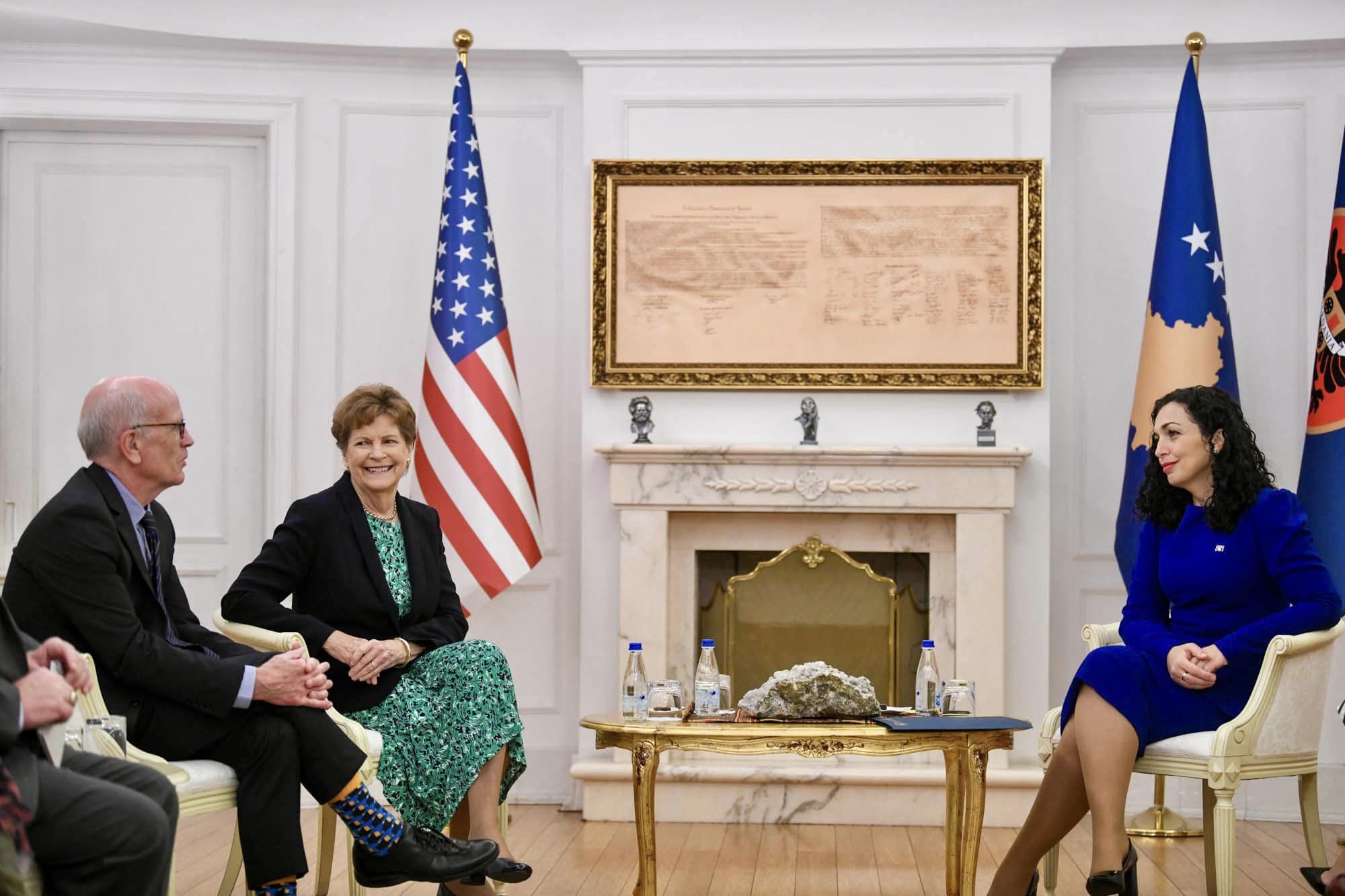 Vjosa Osmani-senatorët amerikanë, Jeanne Shaheen dhe Peter Welech.