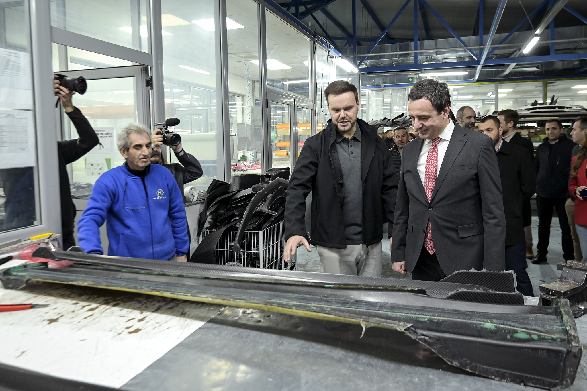 Albin Kurti viziton në Prizren, Fabrikën “Koshi Group – LLC”, përfituese e masës 2.1