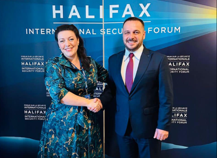 Ejup Maqedonci-Alicia Kearns.