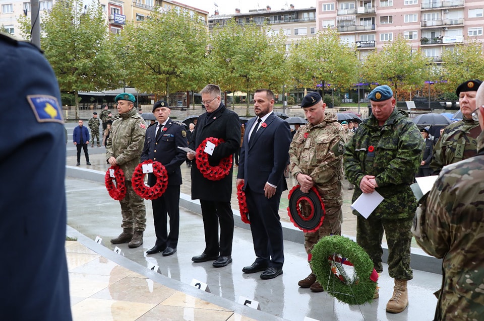 Ejup Maqedonci bën nderime te Memoriali i Dëshmorëve Britanikë