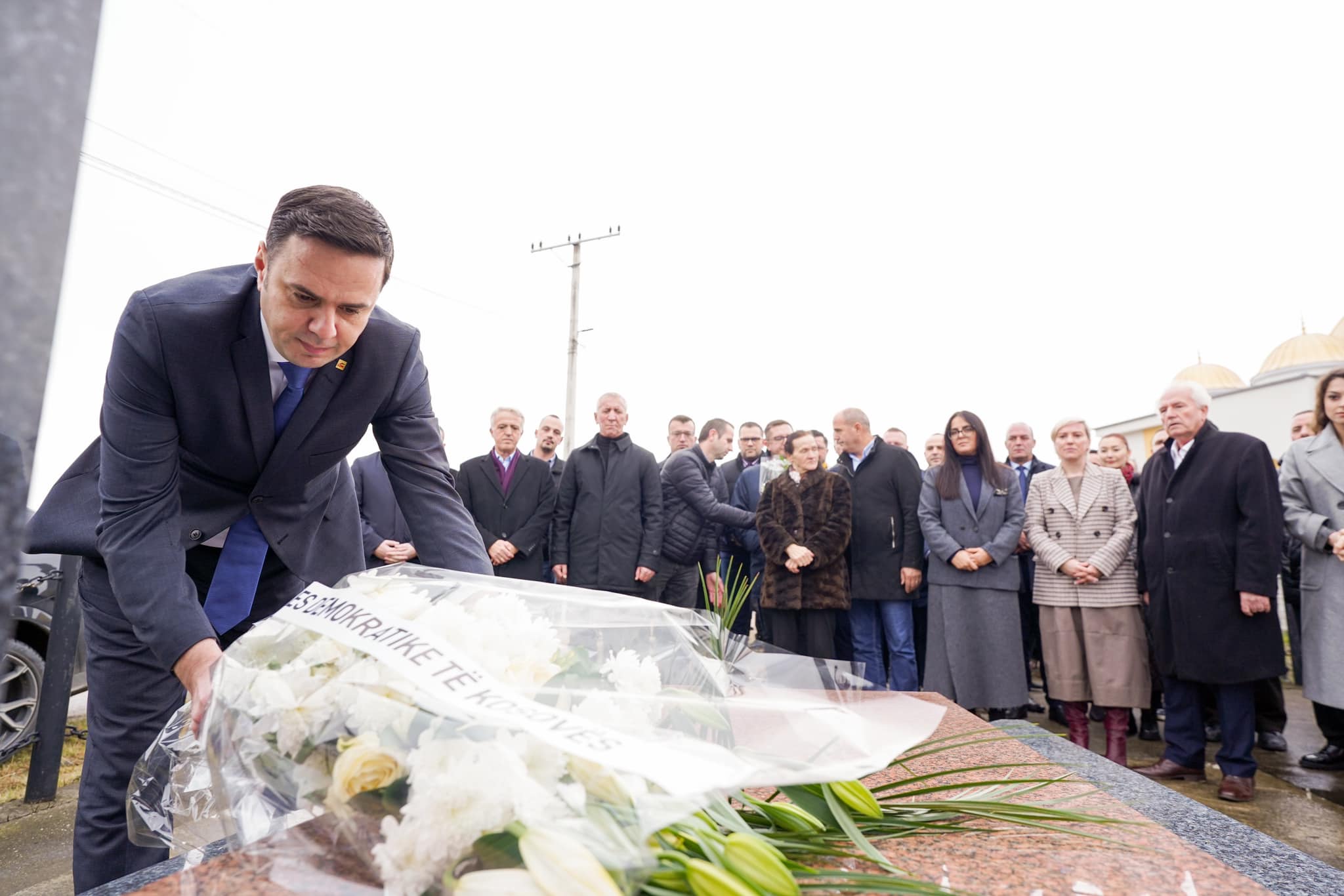 Lumir Abdixhiku bën homazhe pranë varrit të Xhemail Mustafës, në 23 vjetorin e vrasjes së tij