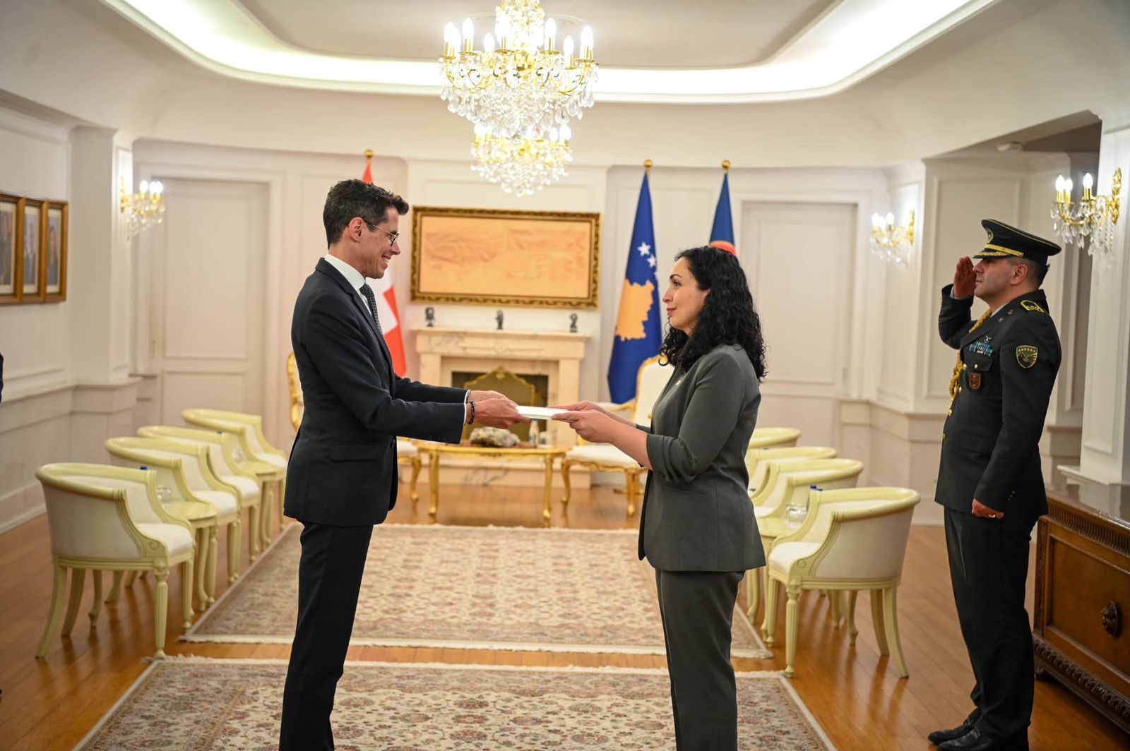 Vjosa Osmani pranoi letrat kredenciale nga ambasadori i ri i Konfederatës Zvicerane në Kosovë, Jürg Sprecher
