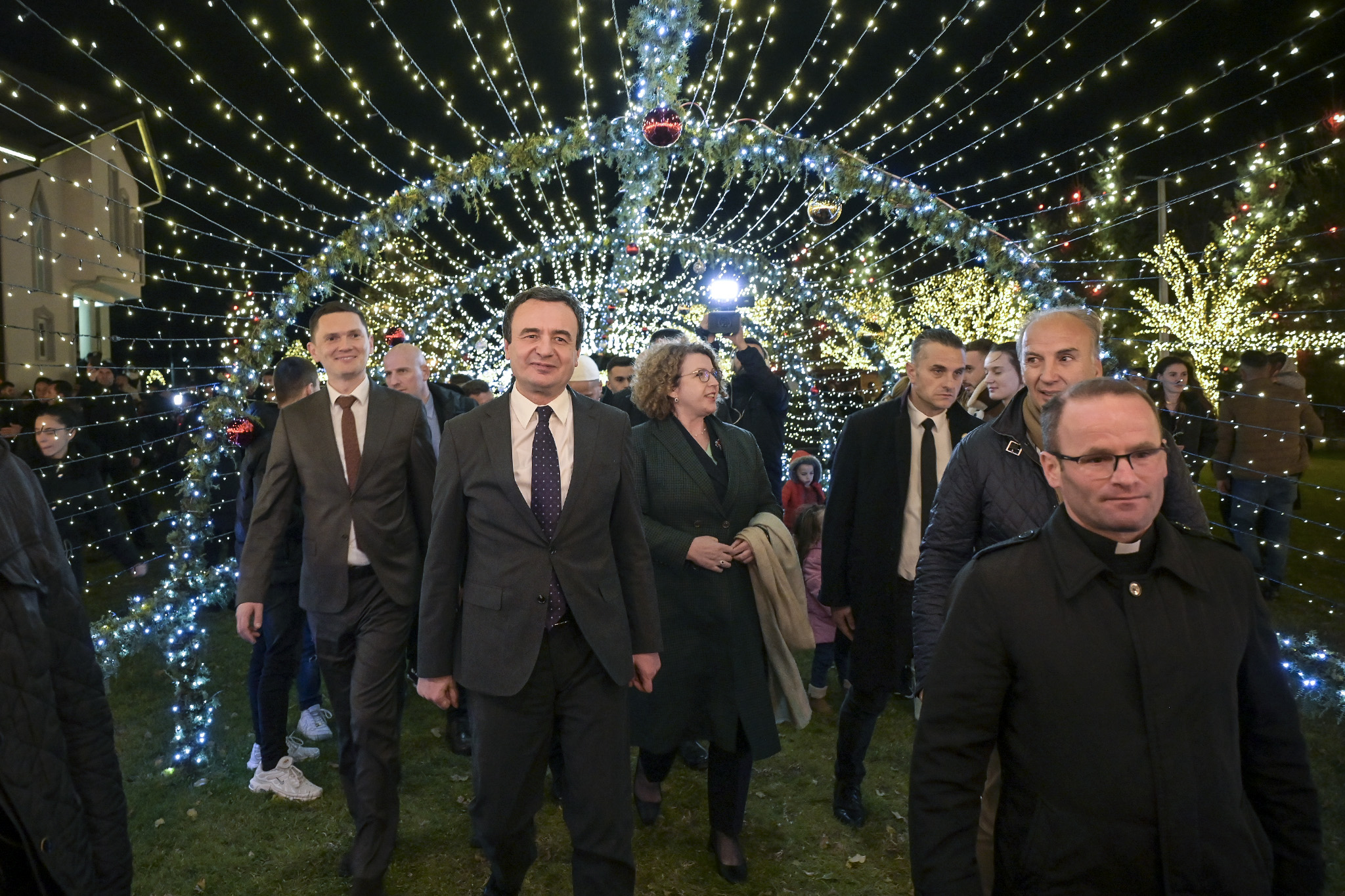 Albin Kurti merr pjesë në ceremoninë e ndezjes së dritave për festën e Krishtlindjes në fshatin Pjetërshan