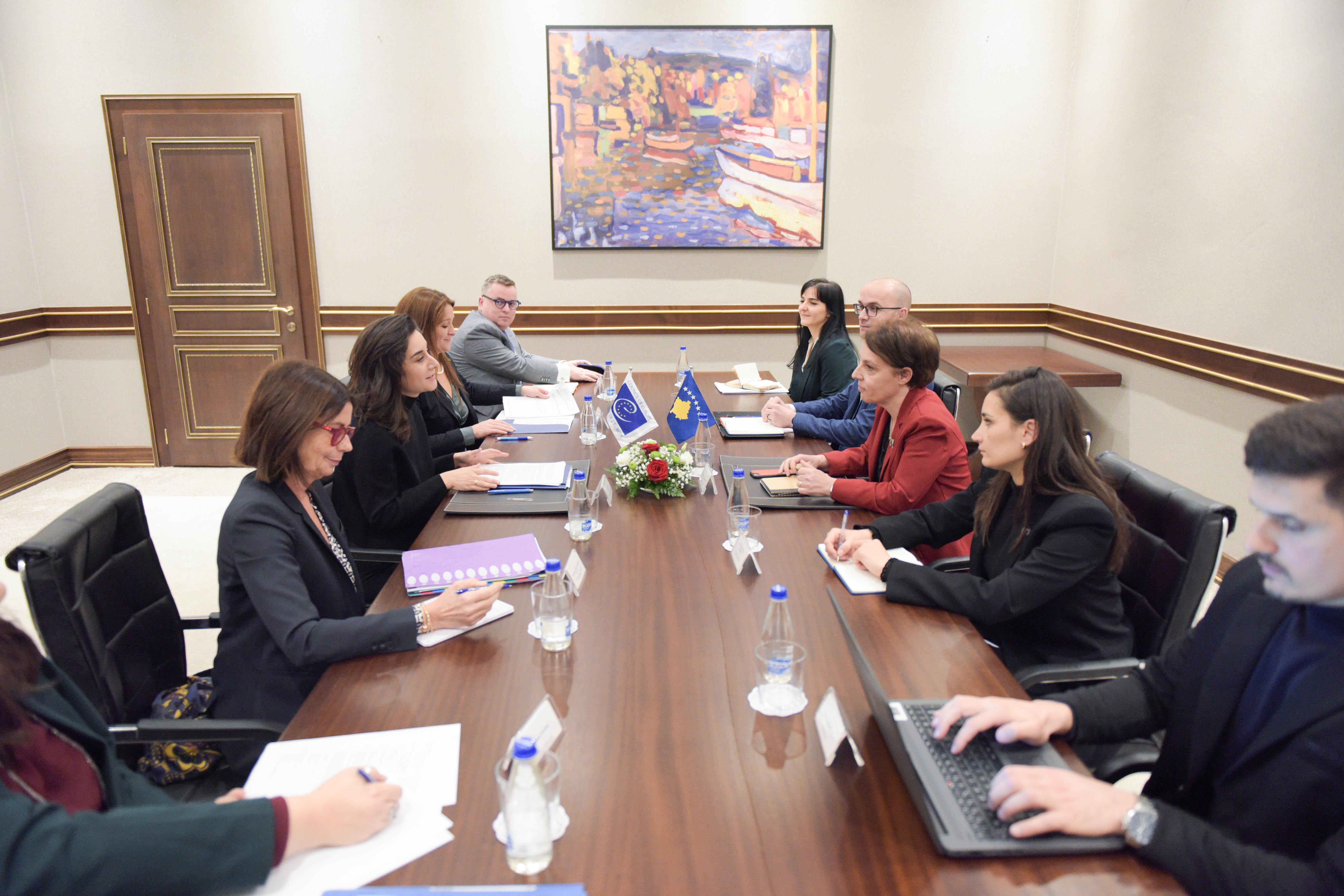 Donika Gërvalla pret në takim delegacionin e Asamblesë Parlamentare të Këshillit të Evropës