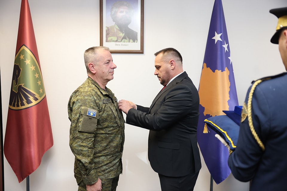 Maqedonci dekoron me medalje dhe mirënjohje pjesëtaret e FSK-së dhe zyrtarët civil
