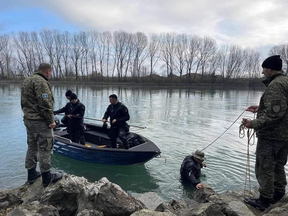 MM-Vazhdon operacioni i kërkimit për trupin e shtetasit të Kosovës të rënë në lumin Buna