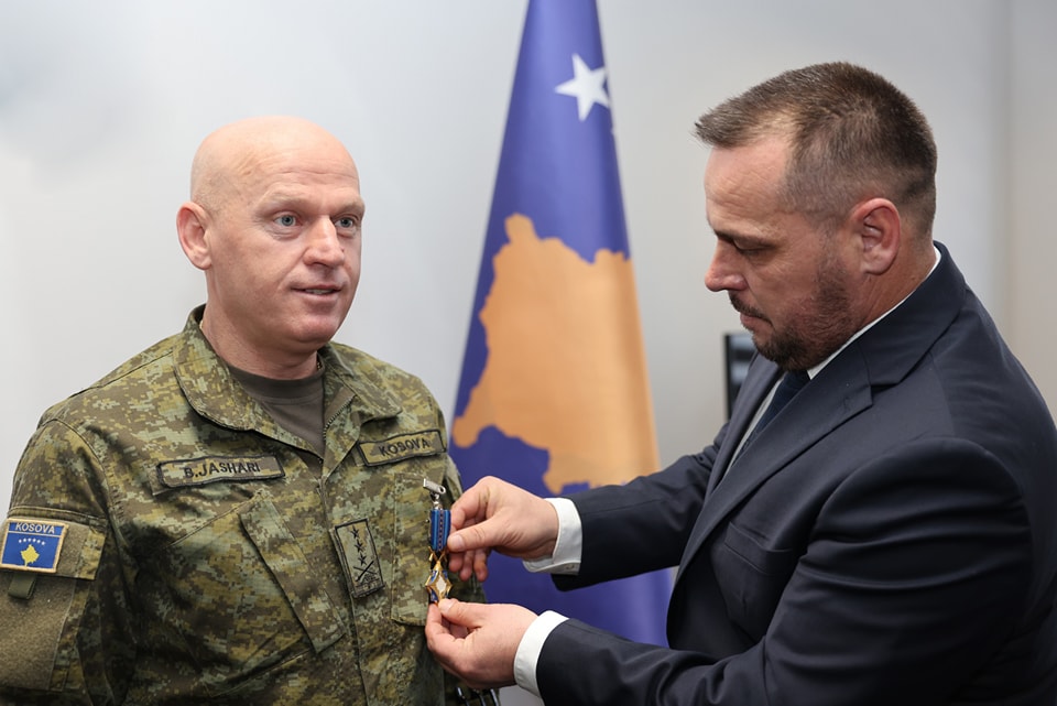 Maqedonci dekoron me medalje për Shërbim të Shquar Komandantin e FSK-së, gjenaral Bashkim Jashari