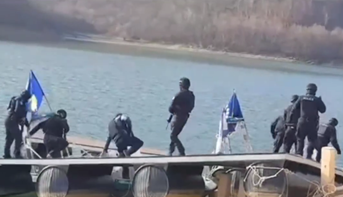 Njësia për Ndërhyrjen e Shpejtë e Policisë Kufitare të Kosovës patrullon me barka lundruese në Ujman