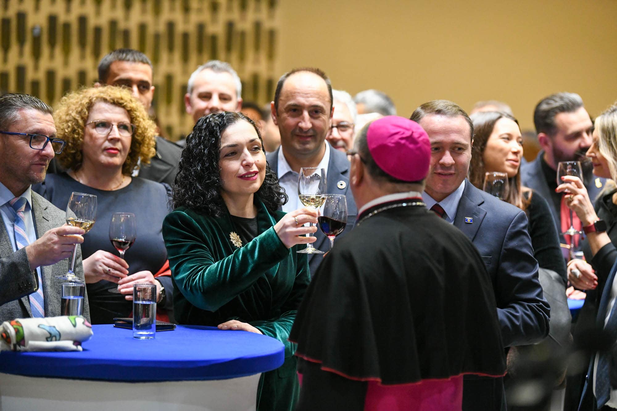Vjosa Osmani mori pjesë në pritjen e organizuar me rastin e Krishtlindjes në Katedralen “Shën Nënë Tereza”, në Prishtinë.